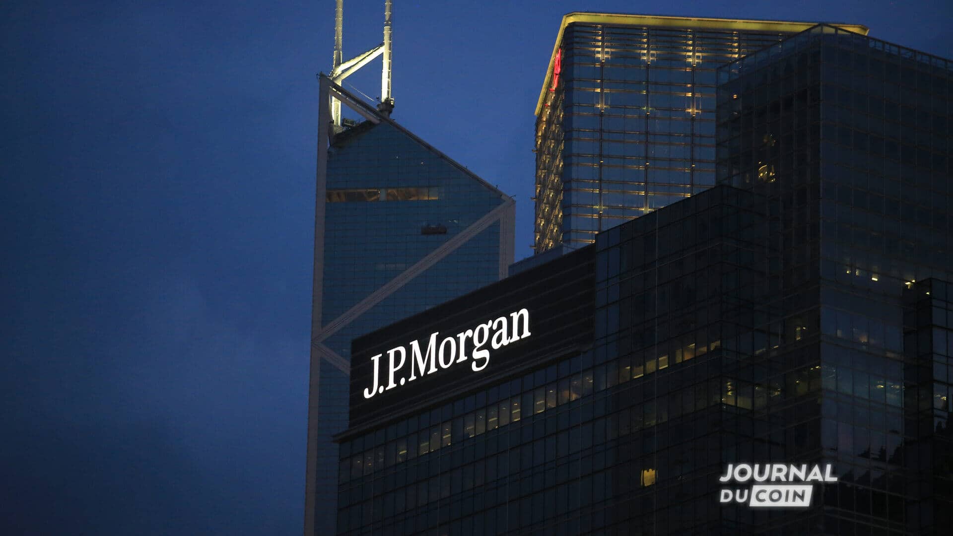 La méga banque JP Morgan, de nuit.