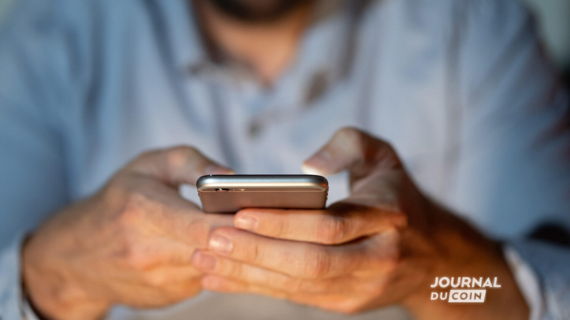 Photo d'un homme surfant sur son téléphone