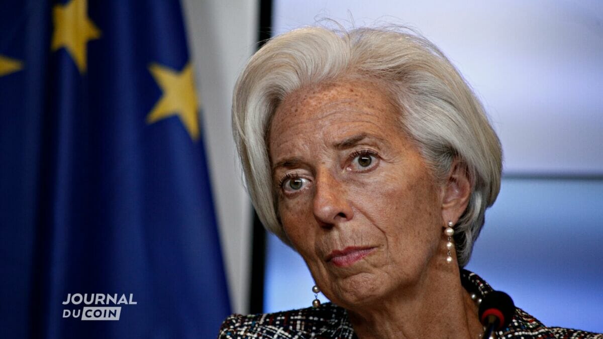 Christine Lagarde, Présidente de la Banque Centrale Européenne, devant le drapeau le l'Union Européenne.