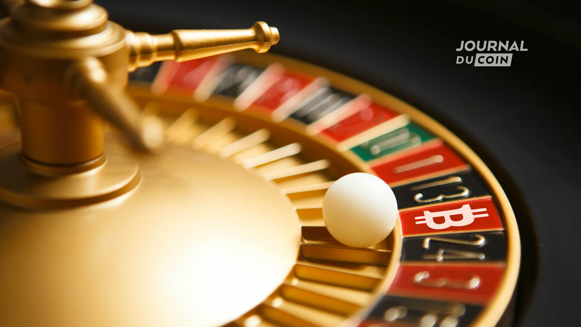 Une roulette de casino avec une balle qui tombe sur la case Bitcoin. Cela représente le hasard lié aux arnaques NFT de type "loterie"
