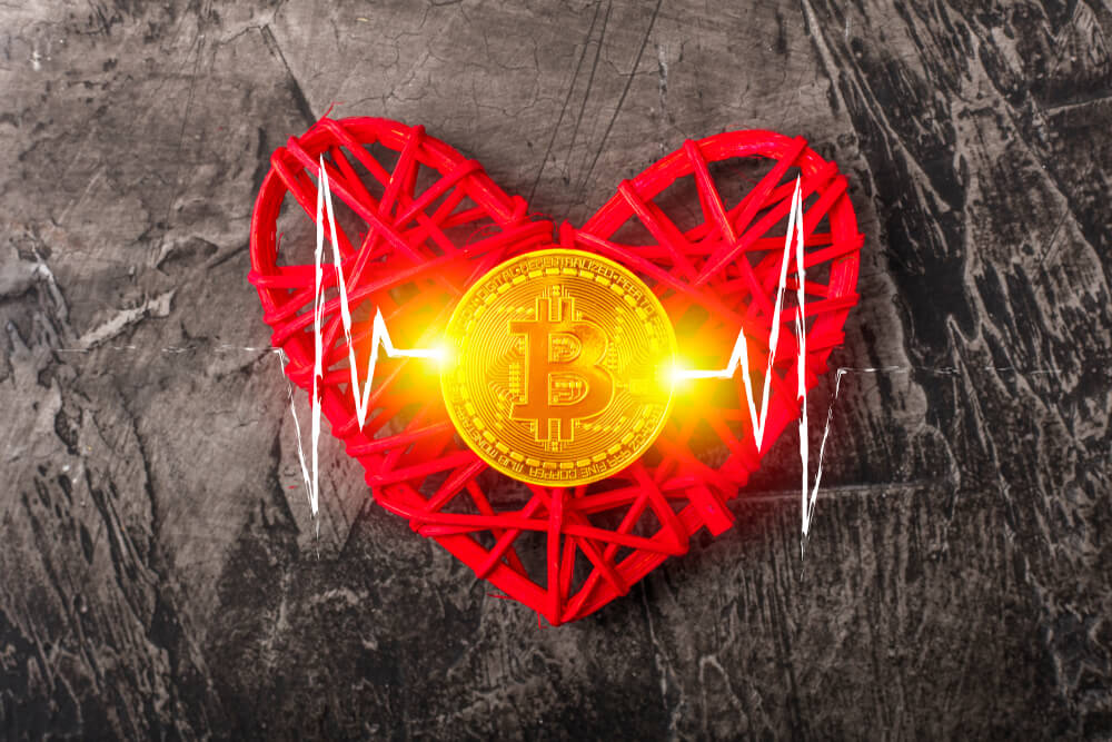 Photo d'un cœur et d'un bitcoin