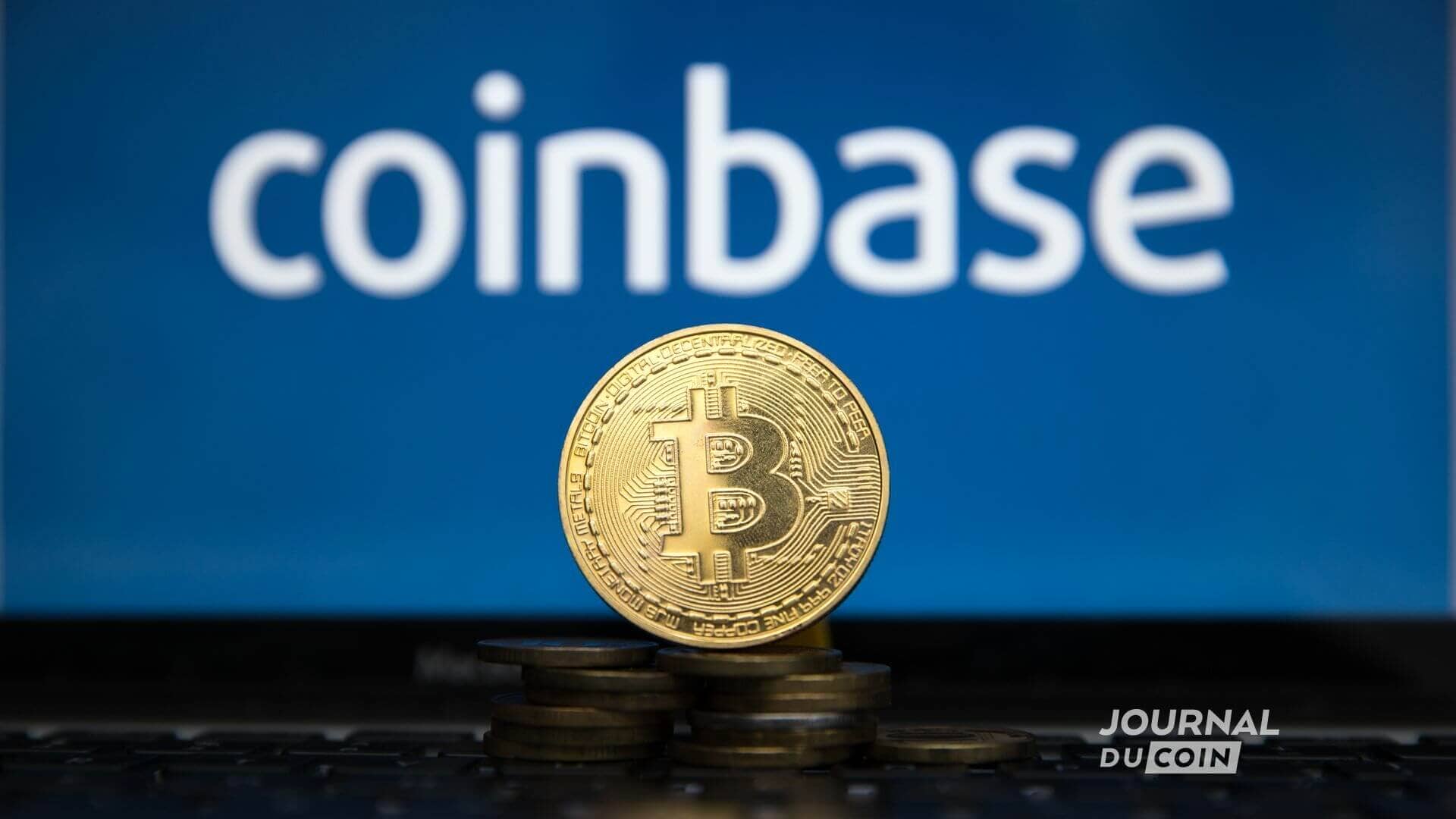 Des bitcoins sur un fond Coinbase