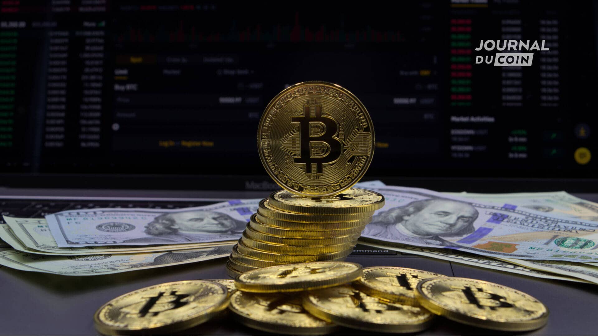 Des bitcoins face à un écran et des dollars
