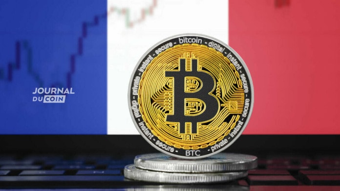 Un jeton Bitcoin devant le drapeau français, Delubac and Cie certifié PSAN se rapproche de Bitcoin et des cryptomonnaies.