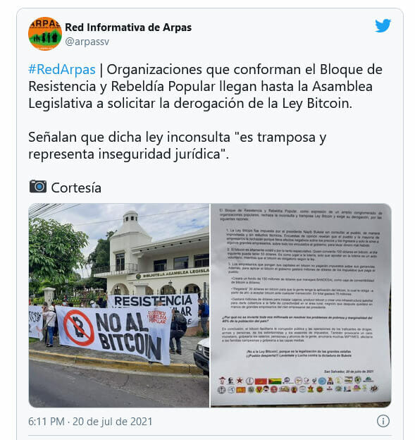 Les manifestants anti-Bitcoin devant l'Assemblée législative du Salvador
