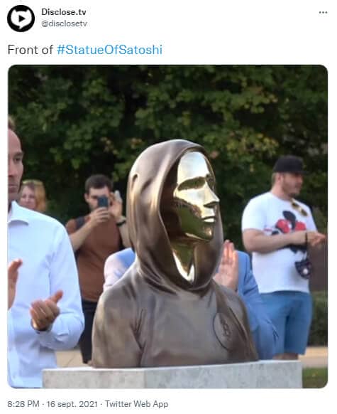 Publication Twitter de Disclose présentant la statue de Satoshi Nakamoto au Graphisoft Park (Budapest, Hongrie)