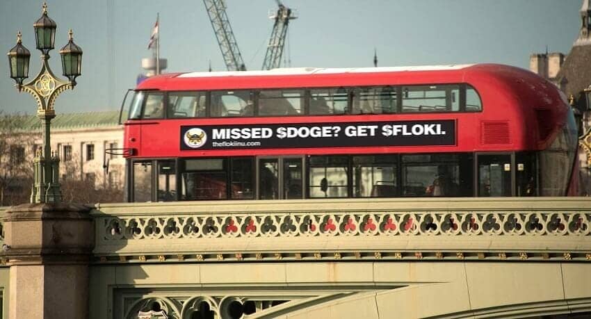 Campagne de pub pour le Floki Inu sur les bus à Londres. Les mêmes affiches ont été mises un peu partout dans la Ville (bouches de métro, encarts publicitaires...). 