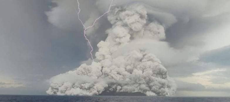 Le volcan Hunga Tunga entre en éruption le 14 janvier 2022. Des colonnes de cendre s'élèvent à plusieurs kilomètres du sol. 