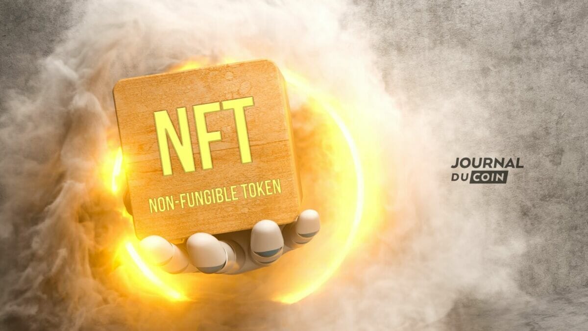Image d'une main tenant un NFT (non fongible token)
