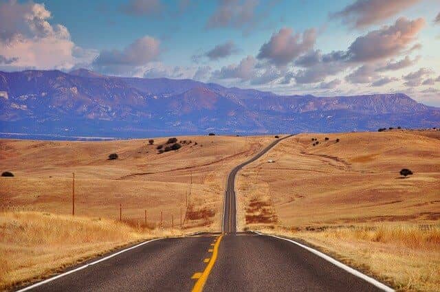 Photo d'une route traversant le Nouveau-Mexique aux USA