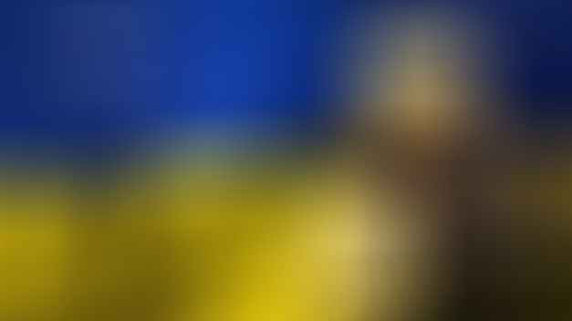 Drapeau bleu et jaune de l'Ukraine sur lequel sont déposés des pièces Bitcoin.