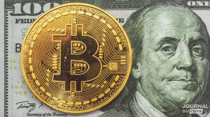 Un Bitcoin sur un billets de 100 dollars.