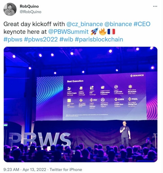 Tweet d'un utilisateur du réseau social Twitter présentant CZ, le PDG de Binance sur scène à la Paris Blockchain Week
