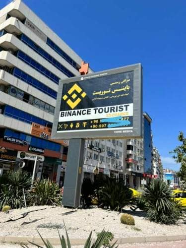 Affiche frauduleuse avec le logo de Binance en Turquie