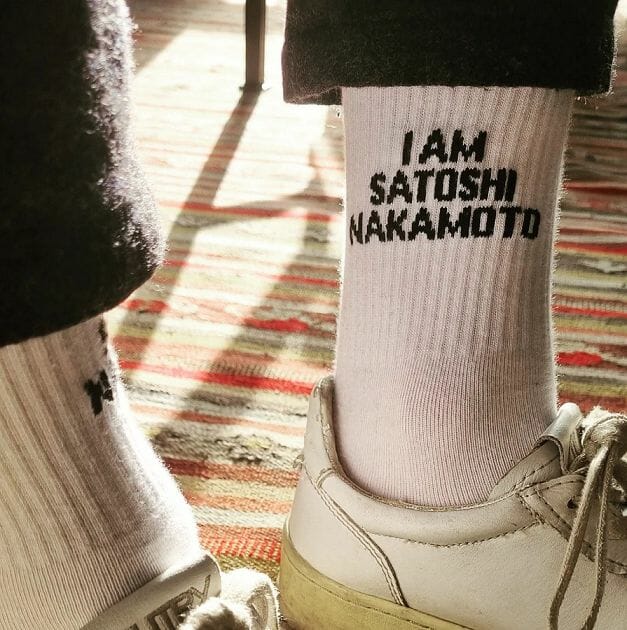 Cryptostories est une marque de chaussettes française qui surfe sur les clichés de la culture crypto