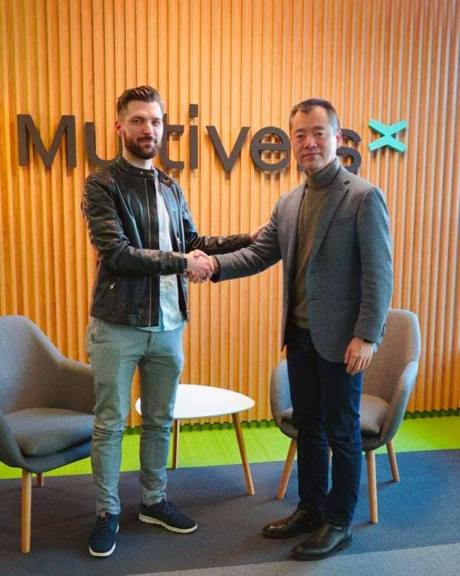 Le PDG de MultiversX, Beniamin Mincu, et le vice-président de Tencent Cloud pour la région Europe, Leo Li Shiwei se serrent la main pour symboliser la signature de leur partenariat
