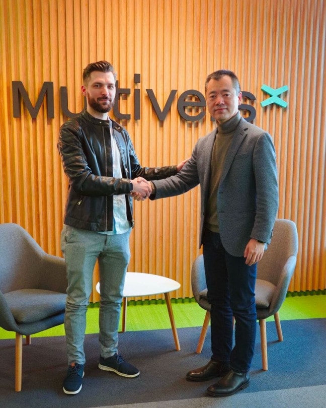 Le PDG de MultiversX, Beniamin Mincu, et le vice-président de Tencent Cloud pour la région Europe, Leo Li Shiwei se serrent la main pour symboliser la signature de leur partenariat