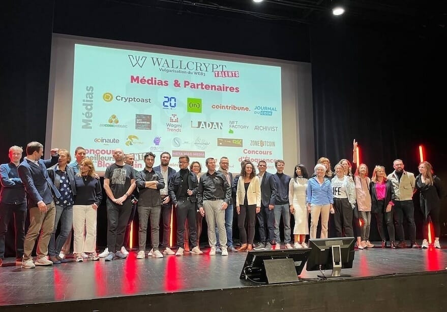 Les talents, les coach et le jury du Concours d'Eloquence de Wallcrypt sur la scène mythique du Carreau du Tempe à Paris