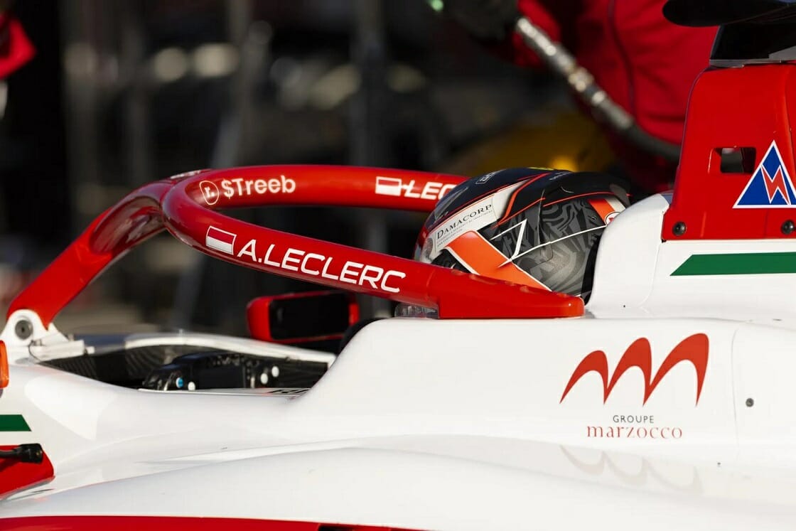 Le pilote de Formula 3 Arthur Leclerc s'est aussi personnellement investi dans l'aventure pour porter les couleurs de Retreeb sur tous les circuits du monde