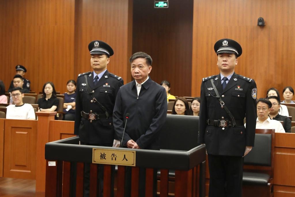 Photo du procès de Xiao Yi ancien haut fonctionnaire chinois mis en cause dans une affaire de minage illicite de crypto-monnaies