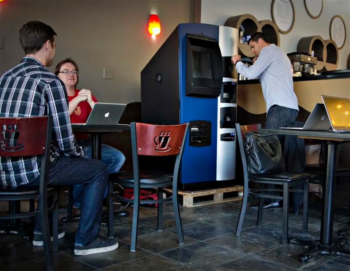 C'est au Waves Coffee à Vancouver que Robocoin a installé le premier ATM Bitcoin en 2013