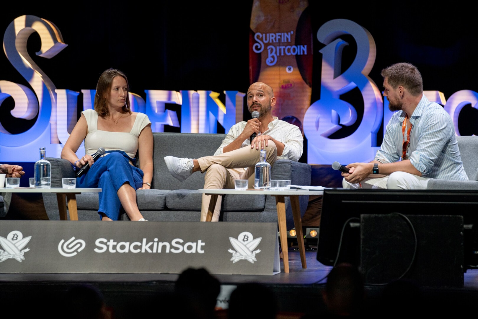 Claire Balva Jonathan Hercovisci et Benoit Huguet à Surfin' Bitcoin pendant une conférence.