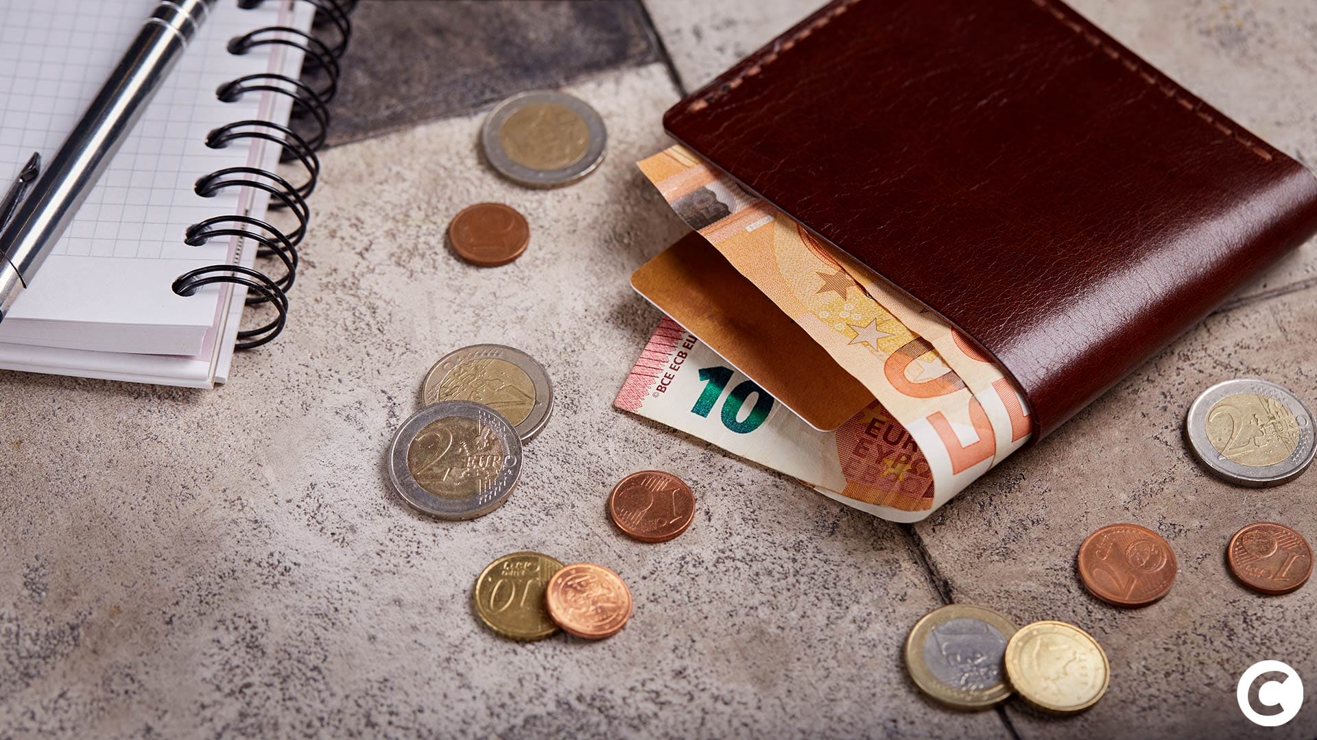 À première vue, l’euro numérique n’a rien d’une révolution technologique pour le consommateur déjà habitué au paiement sans contact, à Apple Pay ou aux virements instantanés comme Wero. Pourtant, derrière la simplicité apparente d'un portefeuille numérique sur smartphone se cache l'un des projets les plus stratégiques et les plus politiques de l'histoire de l'Union européenne. L'euro numérique n'est pas une nouvelle monnaie, mais une nouvelle forme de l'euro, garantie par la puissance publique.

Le 18 décembre 2025, le Conseil de l'Union européenne a apporté un soutien unanime à ce projet, le transformant en une véritable « arme de dissuasion massive » face à une double menace : l'hégémonie des réseaux de paiement extra-européens et l'émergence de monnaies numériques privées considérées - parfois à juste titre - comme opaques. Alors que le Parlement européen doit se prononcer au printemps 2026, l'enjeu dépasse largement le cadre technique pour toucher au cœur de notre autonomie stratégique.