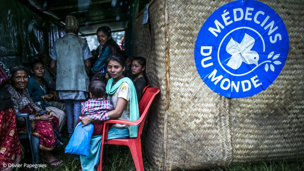 Face à la multiplication des crises mondiales et aux besoins de financements accrus, l'innovation dans la collecte de fonds est devenue une nécessité pour les organisations humanitaires et il est désormais crucial d'explorer des canaux de générosité qui dépassent les méthodes traditionnelles. C'est dans ce contexte que Médecins du Monde (MdM) a annoncé, le 21 novembre 2025, le lancement d'une expérimentation majeure : l'acceptation des dons en cryptomonnaies. Cette initiative, menée en collaboration avec la fintech française Lyzi, s'inscrit dans un mouvement plus large d'adoption du Web3 par le secteur humanitaire, un mouvement initié notamment par son homologue, Médecins Sans Frontières (MSF).