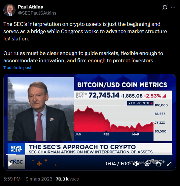 Le paysage réglementaire des actifs numériques aux États-Unis connaît actuellement une transformation majeure sous l'impulsion du Congrès et des instances de régulation financière. Paul S. Atkins, président de la Securities and Exchange Commission (SEC), a ainsi publié le 17 mars une interprétation officielle conjointe avec la CFTC, marquant la fin d'une décennie d'incertitude juridique. Ce document de 68 pages clarifie la nature des cryptoactifs et rompt avec la politique précédente de « régulation par l'exécution » (regulation by enforcement). En reconnaissant que la grande majorité des actifs numériques ne constituent pas des titres financiers (securities), l'agence fédérale propose un cadre lisible qui distingue désormais cinq catégories claires, allant des matières premières numériques aux objets de collection. Toutefois, cette notice interprétative ne constitue qu'un « socle transitoire », la définition d'un régime juridique définitif et permanent reposant à présent entre les mains du Congrès américain, qui traine un peu à voter le fameux CLARITY Act. 