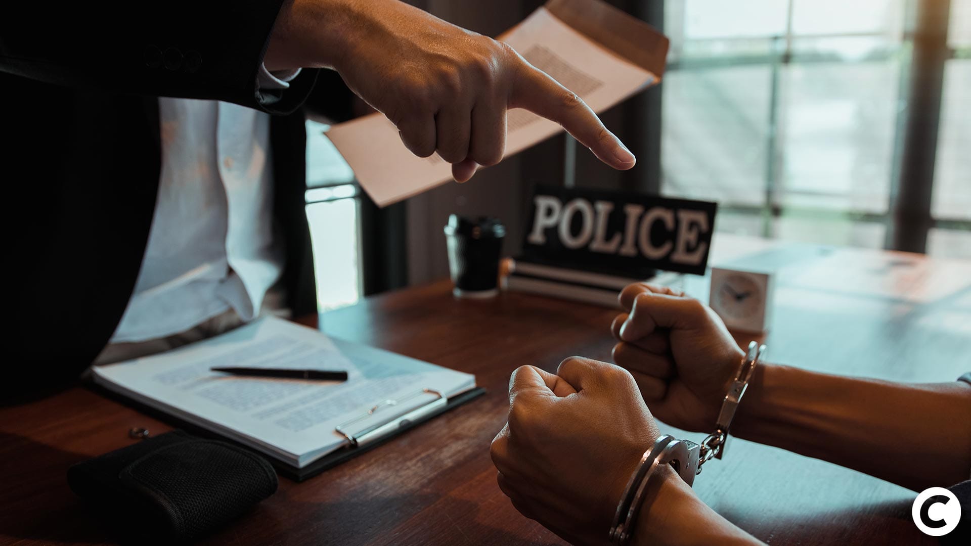 L'enquête sur le rapt de Sallanches a connu une accélération significative ce lundi 24 mars. Sous l'autorité du Parquet national anticriminalité organisée (Pnaco), les forces de l'ordre ont interpellé sept personnes soupçonnées d'être impliquées dans l'enlèvement d'un couple de retraités survenu en début d'année. Les suspects, six hommes et une femme, font l'objet d'investigations portant sur des chefs de blanchiment, extorsion en bande organisée et association de malfaiteurs. Cette opération marque une étape importante dans la compréhension d'un dossier qui illustre le ciblage croissant des proches de détenteurs d'actifs numériques.