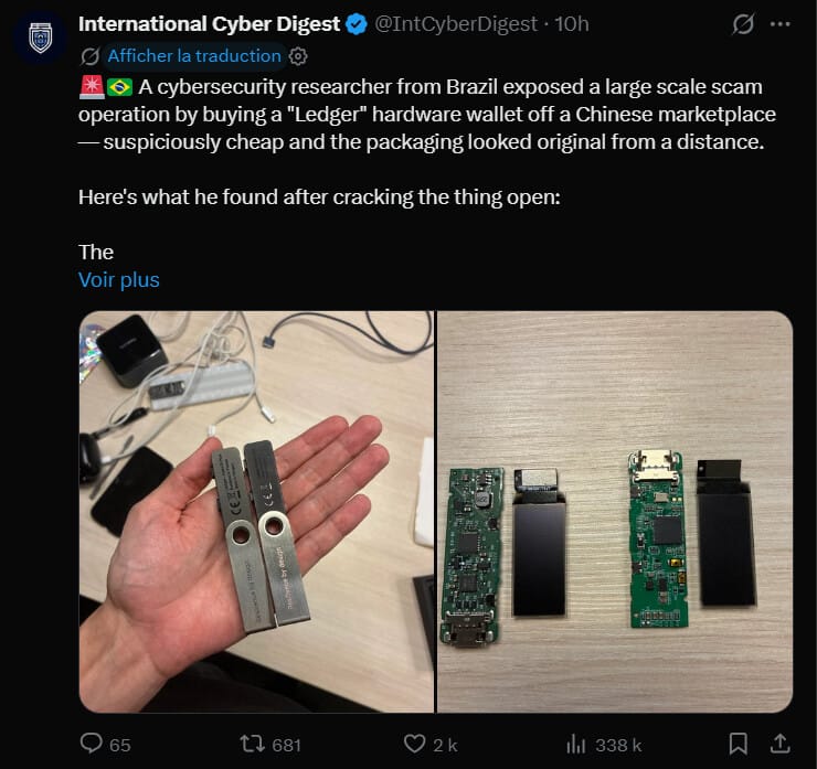 Un chercheur en sécurité brésilien a récemment mis en évidence une recrudescence de tentatives de vol ciblant les utilisateurs de portefeuilles matériels. Après avoir fait l'acquisition d'un Ledger Nano S Plus sur une place de marché tierce, l'expert a identifié une contrefaçon sophistiquée dont l'apparence et le prix étaient identiques aux produits officiels. Cette découverte souligne une tendance de fond où les fraudeurs délaissent les méthodes traditionnelles au profit d'attaques sur la chaîne d'approvisionnement. Ces manœuvres visent particulièrement les utilisateurs néophytes cherchant à sécuriser leurs fonds en dehors des plateformes d'échange.